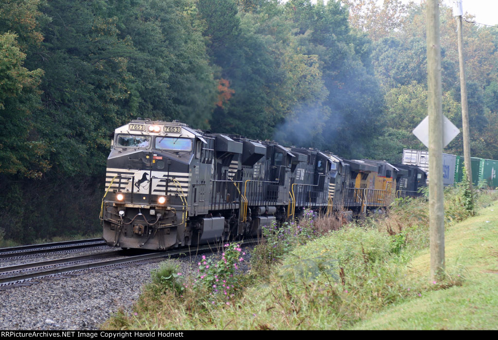 NS 7653 leads train 961 up the hill from Cox